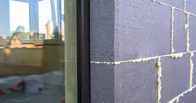 Dämmplatten werden an einer Fassade angebracht
