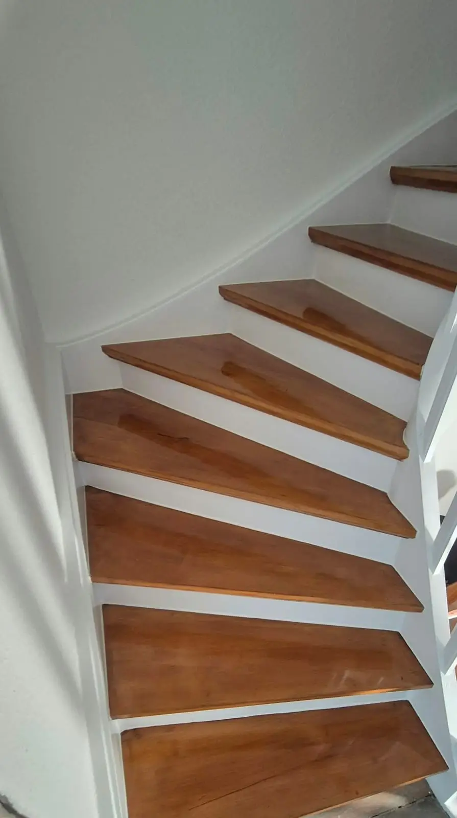 Die fertige, geölte Holztreppe mit weiß lackierten Wangen